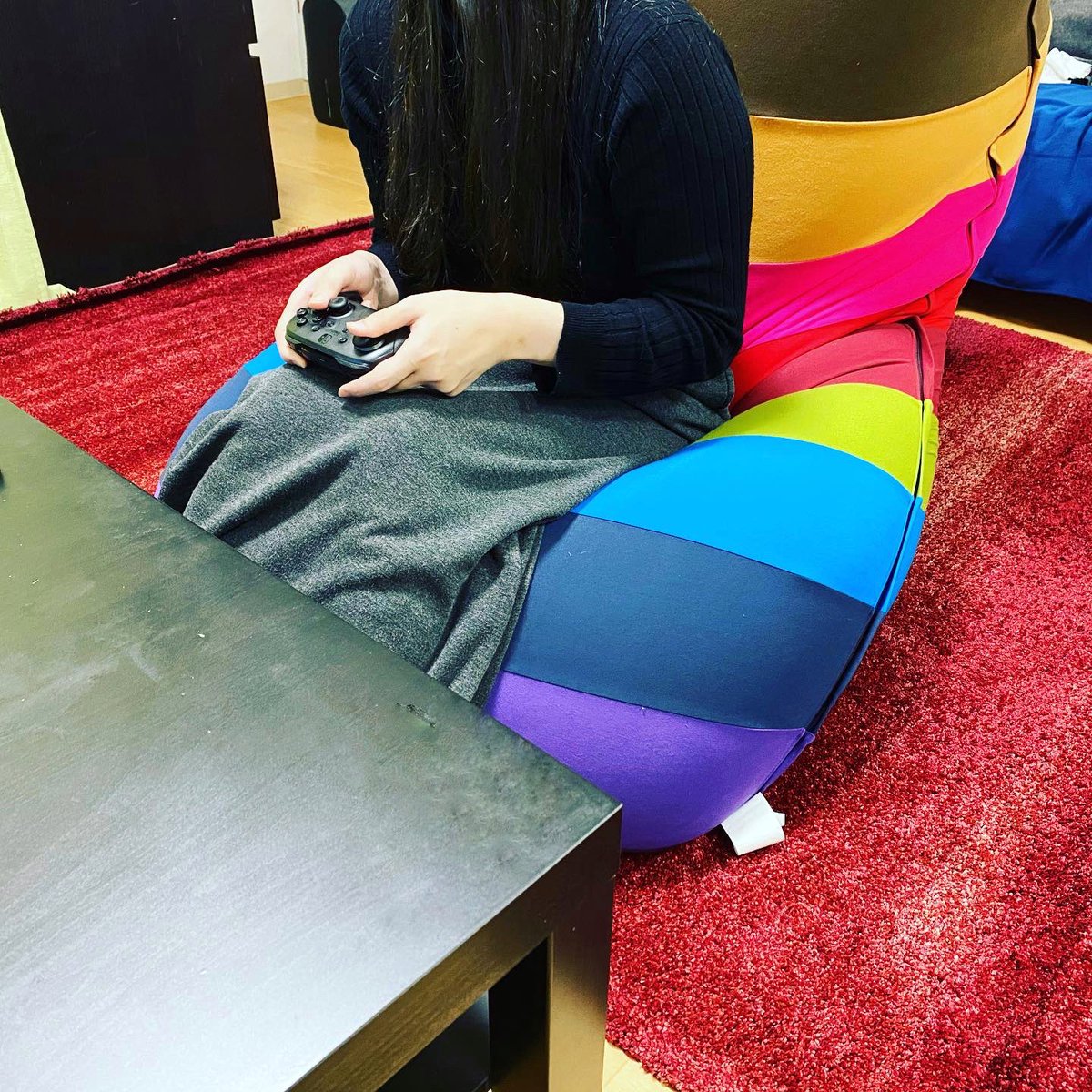 タンタン さっそくikeaのラグを敷いて ヨギボーのビーズクッションで ゲームしていた Ikea Yogibo
