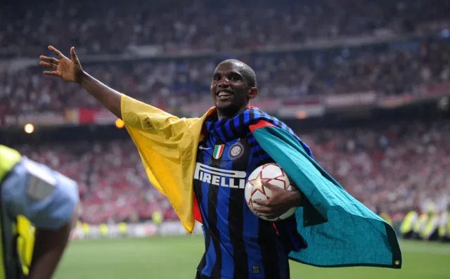 Samuel Eto’o à l’Inter Milan c’est (seulement) deux ans, 102 matchs, 53 buts, tous les trophées possibles, un pari plus que réussi.Il n’est resté que 2 ans mais occupe une place immense dans le cœur des tifosi de l’Inter..