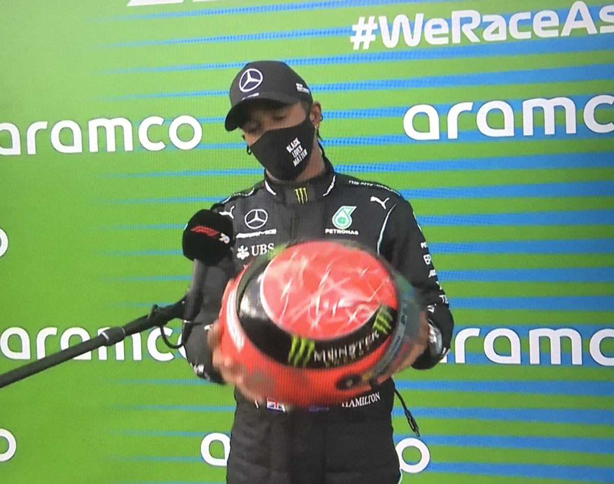 F1Tornello's tweet photo. #F1 #91 Mick Schumacher le acaba de regalar un casco de su padre a ⁦@LewisHamilton⁩ https://t.co/oDLys7qaRM
