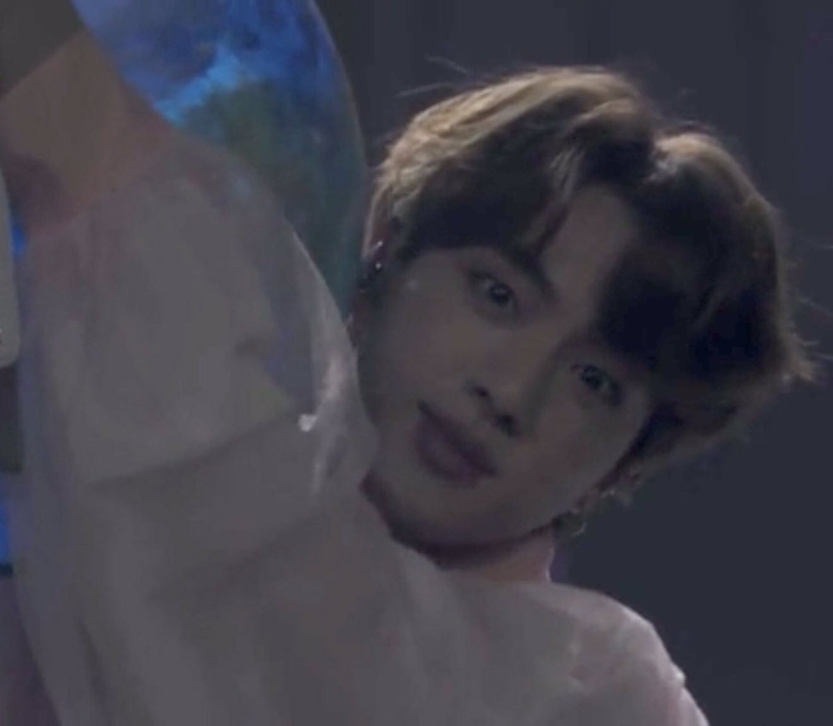 taechwitas's tweet photo. good night,,, say it back? just remember that ur faves and i love you to the moon &amp; back. 🥺👉🏼👈🏼 https://t.co/qSbzVAFm5n