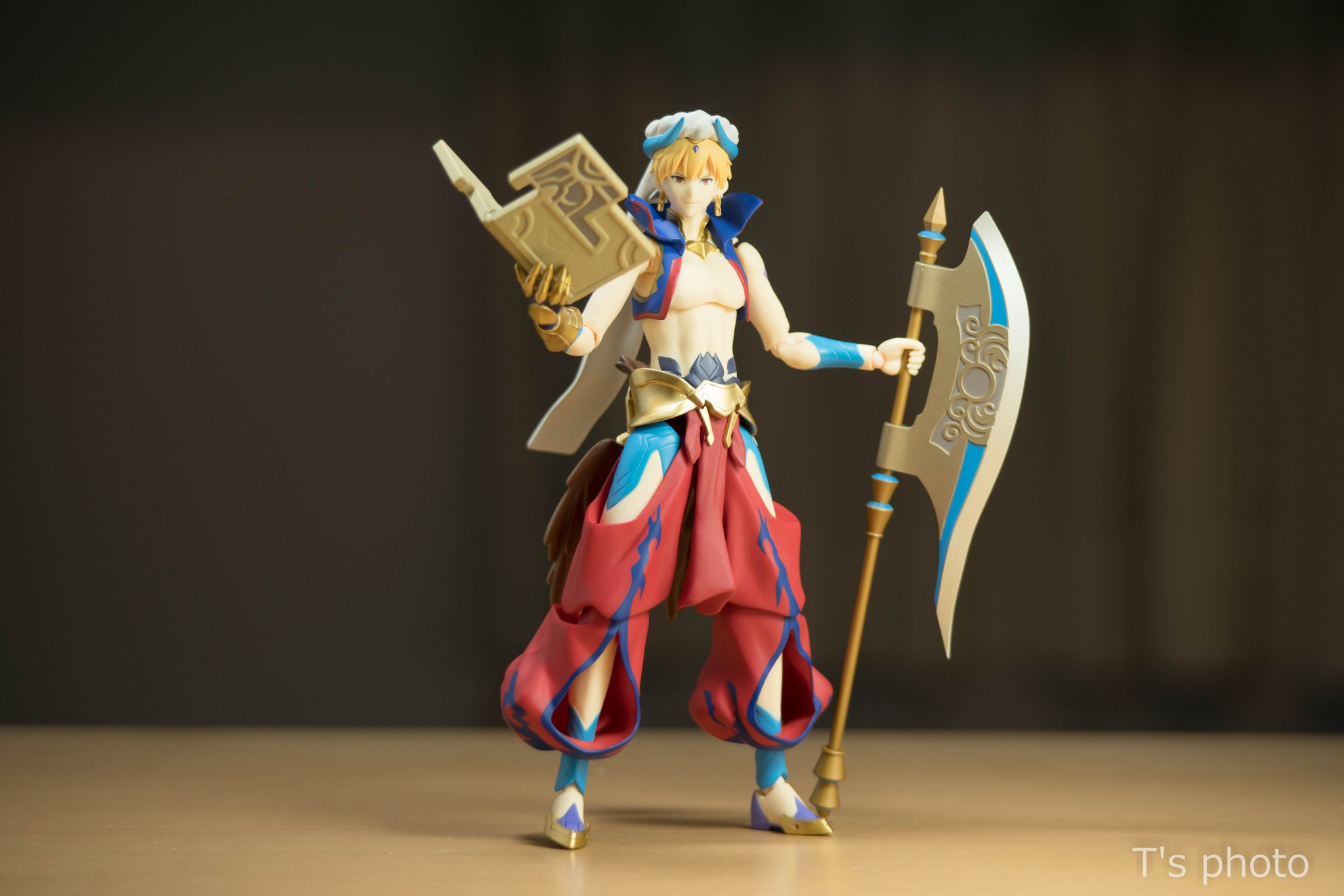 たこすけ 400x Figma ギルガメッシュ キャスター この複雑な服装をよく立体且つ可動フィギュアにしたもんだと感心 4枚目には弓ギルゲスト出演 オモ写 たこオモ写 Figma Fgo ギルガメッシュ