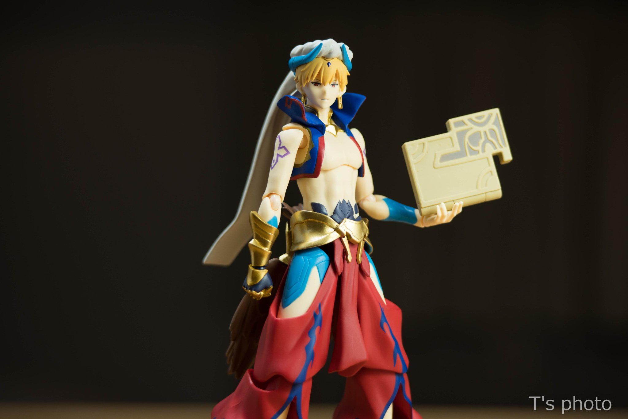 たこすけ 400x Figma ギルガメッシュ キャスター この複雑な服装をよく立体且つ可動フィギュアにしたもんだと感心 4枚目には弓ギルゲスト出演 オモ写 たこオモ写 Figma Fgo ギルガメッシュ