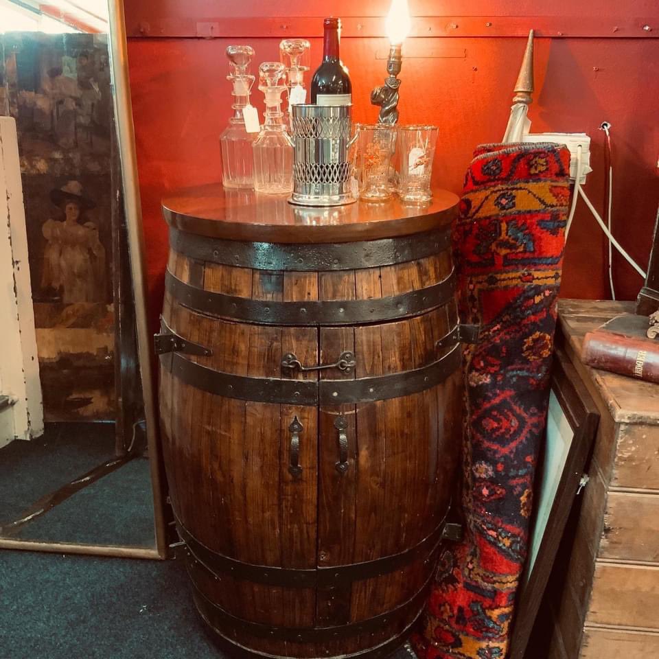 V_Reflections's tweet photo. Fabulous barrel bar great for any man (or woman) cave. Ready to fill with Christmas spirits. #EmlynAntiques #welshantique #antiquesinwales #mancave #christmasiscoming #homebar #countrylivingdecor https://t.co/2fSI2NnrS2