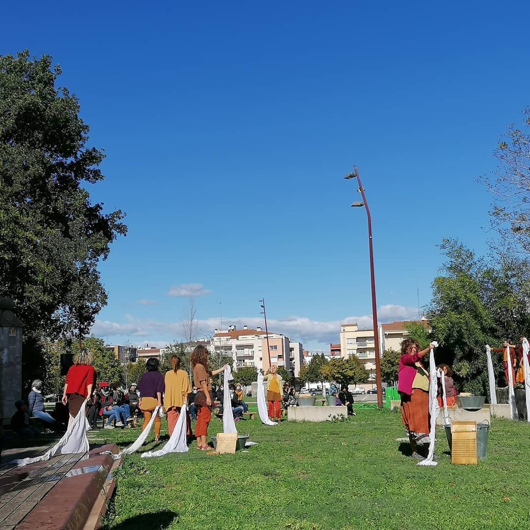 cristinajutge's tweet photo. Malgrat la pandèmia, la pluja i la tramuntanada, aquest cap de setmana, a #Figueres, hi estan passant coses molt interessants... i molt boniques! ❤️
Llarga vida al @figueresesmou! 🙌🏼 🙌🏼 🙌🏼
#dansa #moviment #figueresesmou #labugada #culturasegura #FigueresCultura https://t.co/2QH4HFsgO2