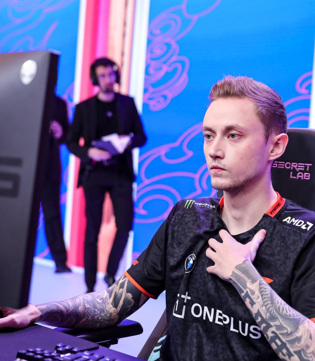 LEC's tweet photo. "i bet the draw won't be too bad"

*3 LPL teams on the same side of the bracket* https://t.co/DX5AJQ47GS