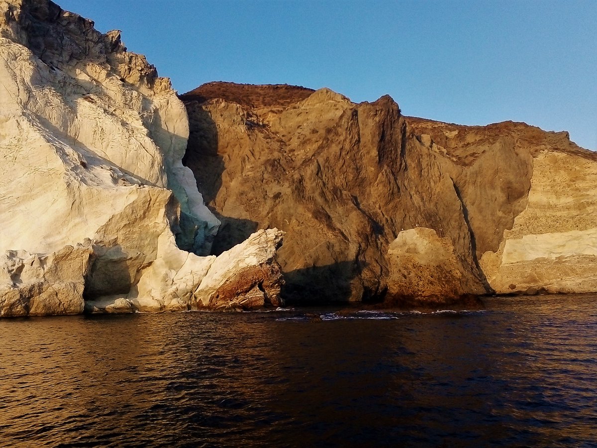 ancientphone82's tweet photo. Σ 'αγαπώ, Σαντορίνη! (2019) IX 🌊⛰️☀️🔴#memories #wanderlust #travelling #birthdaytrip #Santorini #Santorin #Greece #GorgeousGreece #twothousandnineteen #mentaltreasurechest #boattrip #sailing #coastline #seaside #CalderaYachting #Caldera #rocks #volcanicrocks #volcanics #bluesky https://t.co/FwGATTHBXH