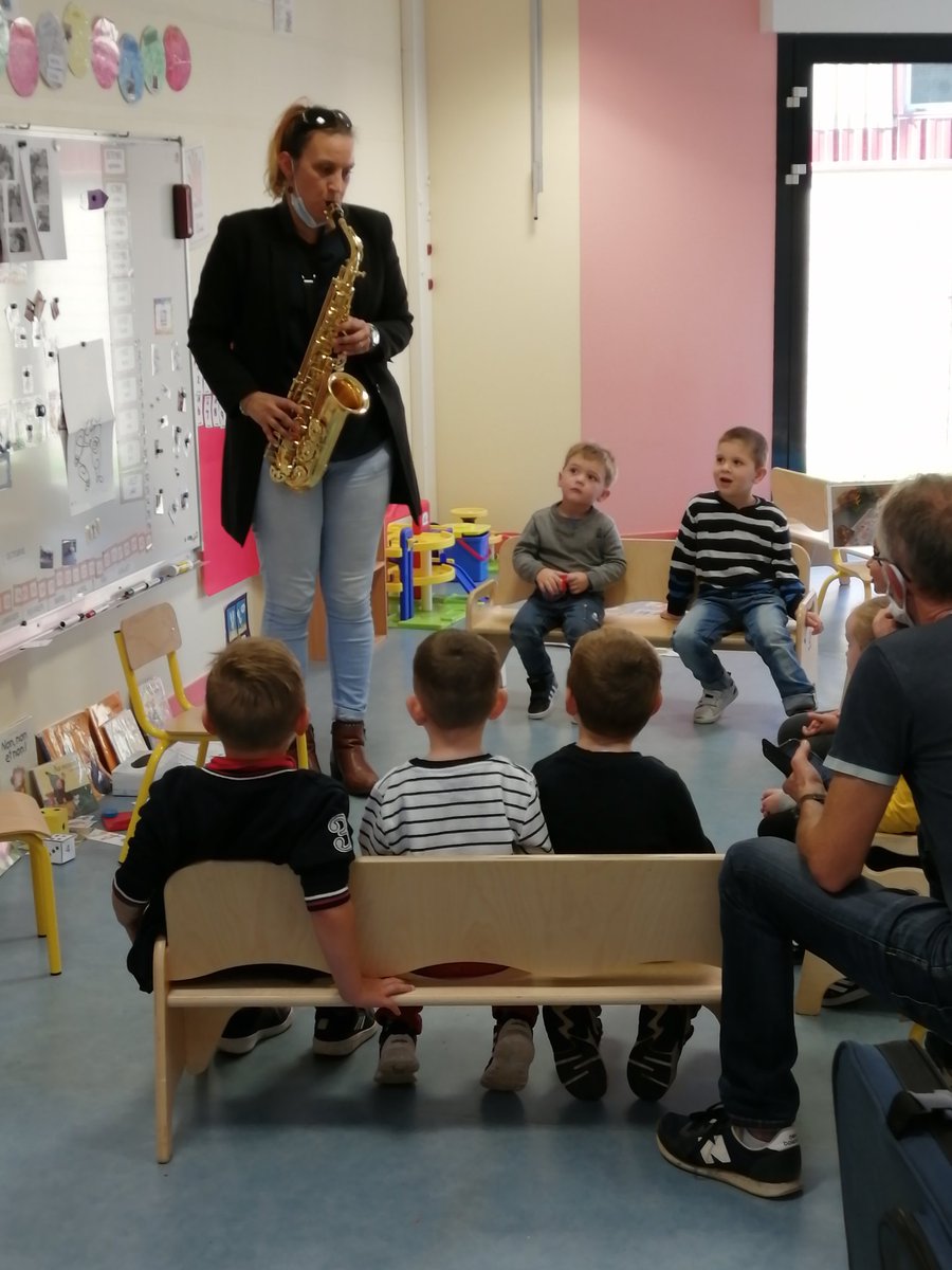 EPAndaine's tweet photo. Les élèves ont découvert le saxophone, en lien avec notre projet annuel "l'art dans tous ses états". Merci à notre AESH. #art #musique #decouverte https://t.co/N3bOUFs3eP