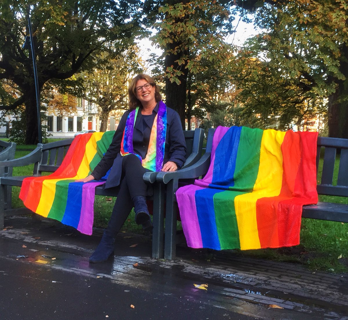 ErwinPvdA's tweet photo. Namens de @PvdABreda bij de onthulling van de #regenboogbankjes #ComingOutDay2020 in het #valkenbergpark met wethouder @MiriamHaagh en #bobreda @COC_Tilburg #blijfingesprek 🏳️🌈🌹 https://t.co/ygNmkOU7JM
