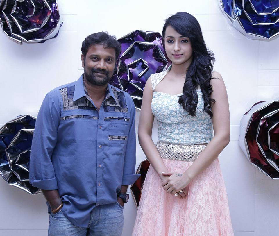 EkDivdHUYAAR5tR?format=jpg&name=medium