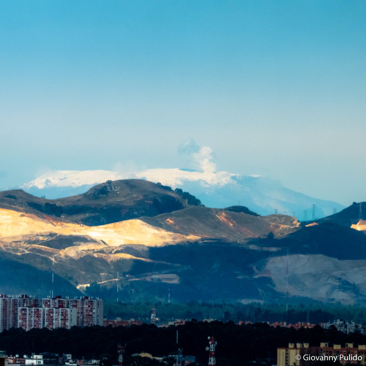 GiovannyPulido's tweet photo. Les comparto el espectáculo que nos dio hoy a los bogotanos el Nevado del Ruiz, necesitamos seguir reduciendo la contaminación de las ciudades. @alcaldiademanizales @Bogota
#WeLoveManizales
#WeLoveCities
 #Generación10 https://t.co/W8eIFYf2u7