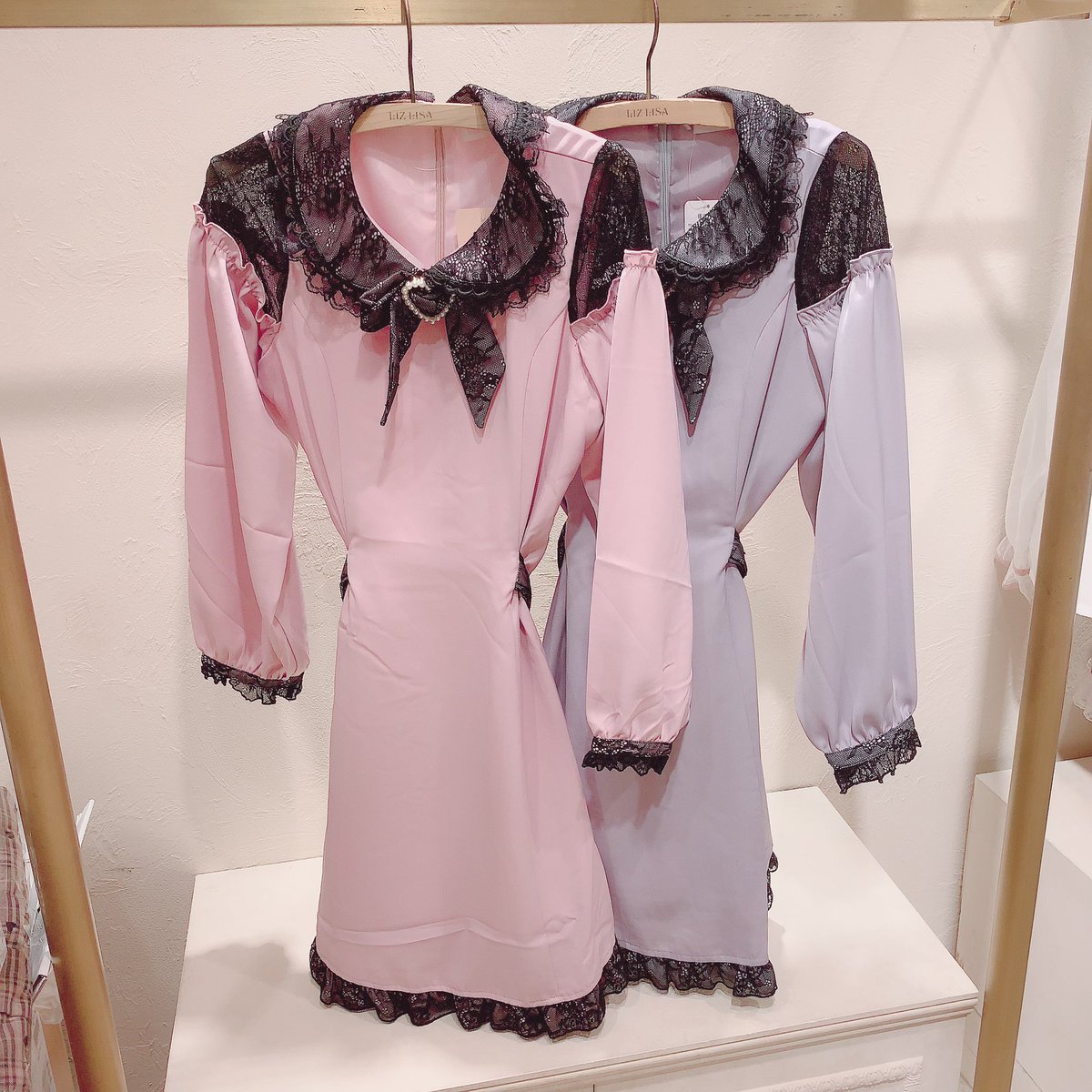 Liz Lisa No Twitter Shibuya 109 肩レース切替ワンピース 品番 107 6015 0 値段 10 800 Tax Gray Pink 双子コーデでも可愛い無地ワンピ 大人気の黒レースで 量産らしい雰囲気になります お問い合わせは03 3477 5155 T Co Grjrkxrcbb