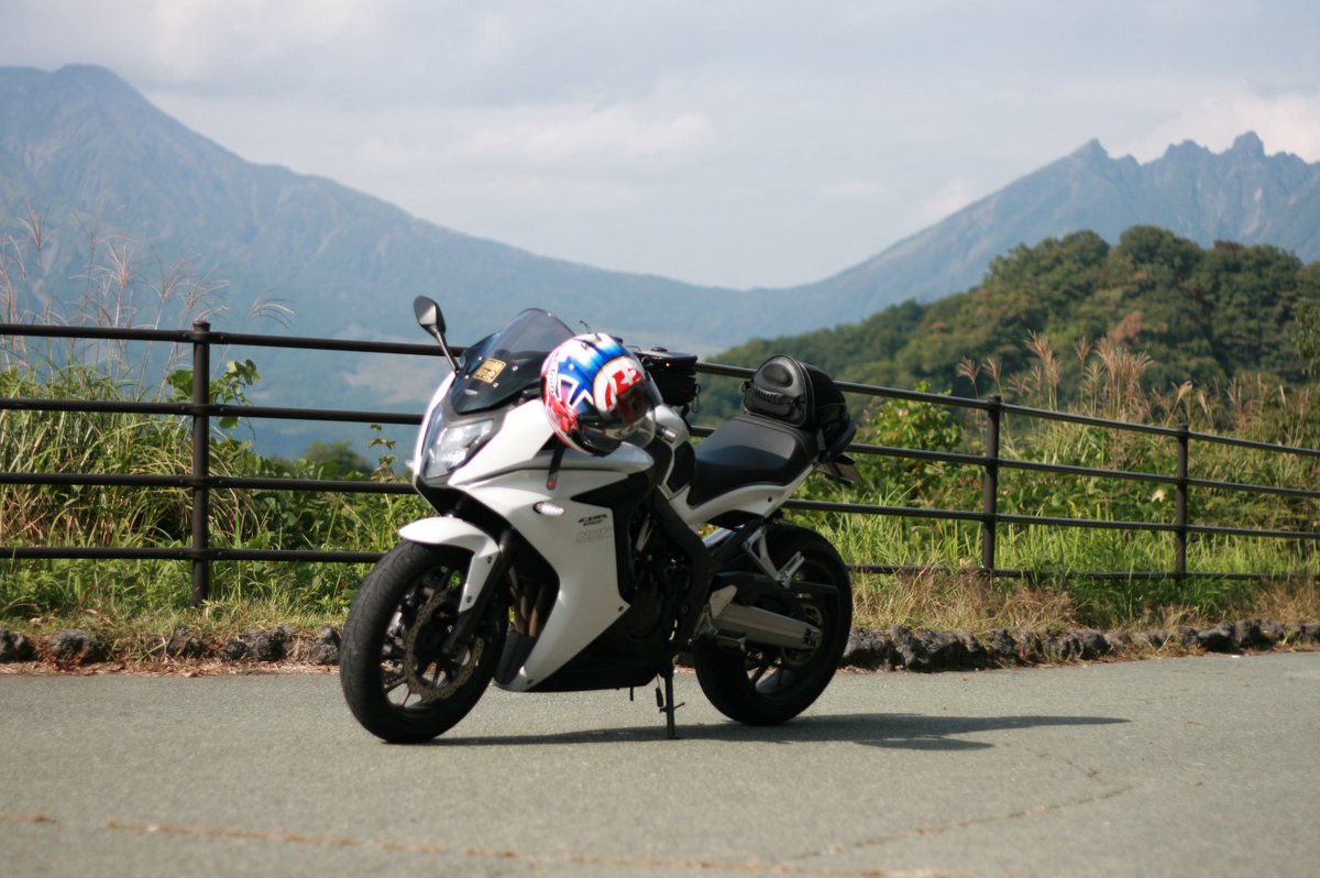 Mini008rR's tweet photo. 時計回りに延岡から高千穂〜南阿蘇と回って520km。道中トリコのロクエフとすれ違いました^ ^
8/9納車から2ヶ月。気づけば走行距離4683km。平均燃費26.6km/L。アクセル操作の癖が強い。スムーズにコーナー抜けれるとのんびり走っても気持ち良いバイクです。　#ロクエフ　#CBR650F #RC83 https://t.co/HPSO4qrCVo