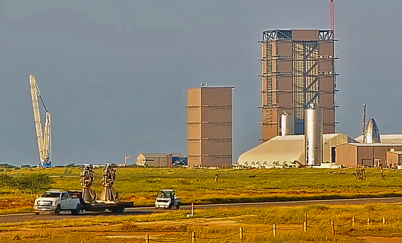 CowboyDanPaasch's tweet photo. TWO raptor rollout minutes ago. #SpaceX #ElValle  #Labcam LIVE 24/7 ~~> https://t.co/gr969U8ASC https://t.co/VgY02JSyka