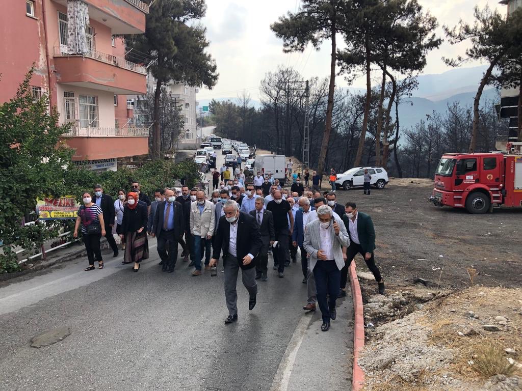 İYİ’ler yangın mahallinde 
Burak Akburak, Behiç Çelik, Burhanettin Kocamaz’dan oluşan Genel Merkez Heyetimiz bölgeyi gezerek vatandaşımızın derdini dinledi