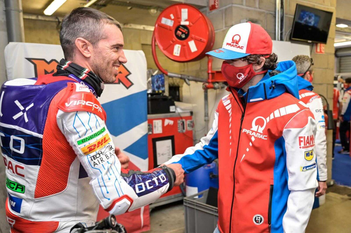 The chequered flag flies on a fantastic career! 🏁

<a href="/PramacMotoE/">Prettl Pramac MotoE</a> and <a href="/pramacracing/">Pramac Racing</a> come out for one last round of applause for <a href="/AlexDeAngelis15/">AlexDeAngelis</a>! 👏

#FrenchGP 🇫🇷