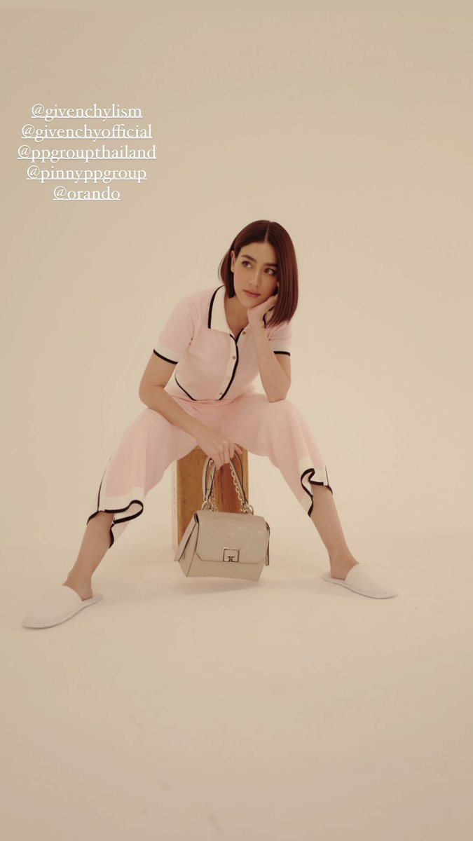 LoveKKimmy's tweet photo. It's ok to be a little obsessed with handbags "Tellin my self"
#GivenchyBag #GivenchyFamily
#givenchylism
#givenchyofficial #ppgroupthailand #pinnyppgroup #orando
#คิมเบอร์ลี่ #kimmy_kimberley
Cr.IG Story kimmy_kimberley https://t.co/msBkYzsEAQ