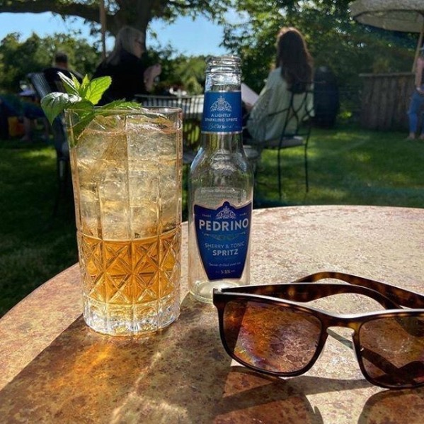 We hope that you're making the most of the Autumn sunshine around today...maybe a pub garden visit? Even if the shops are starting to sell mince pies, we're not giving up on our outdoor living that easily. Make the most of the sunshine while you can!