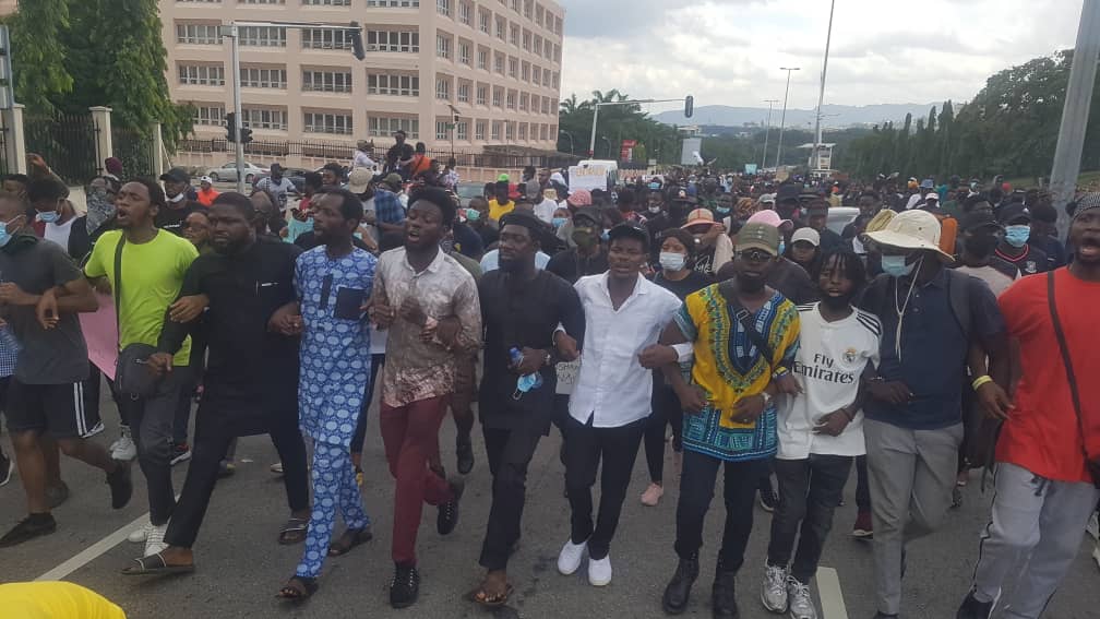 SaharaReporters's tweet photo. BREAKING: Shortly After Disbanding SARS, @PoliceNG Again Attack Protesters With Live Bullets, Teargas In Abuja | Sahara Reporters https://t.co/E4V2BM0yZM
#EndSARS #EndPoliceBrutality https://t.co/iXpzxzPnWx