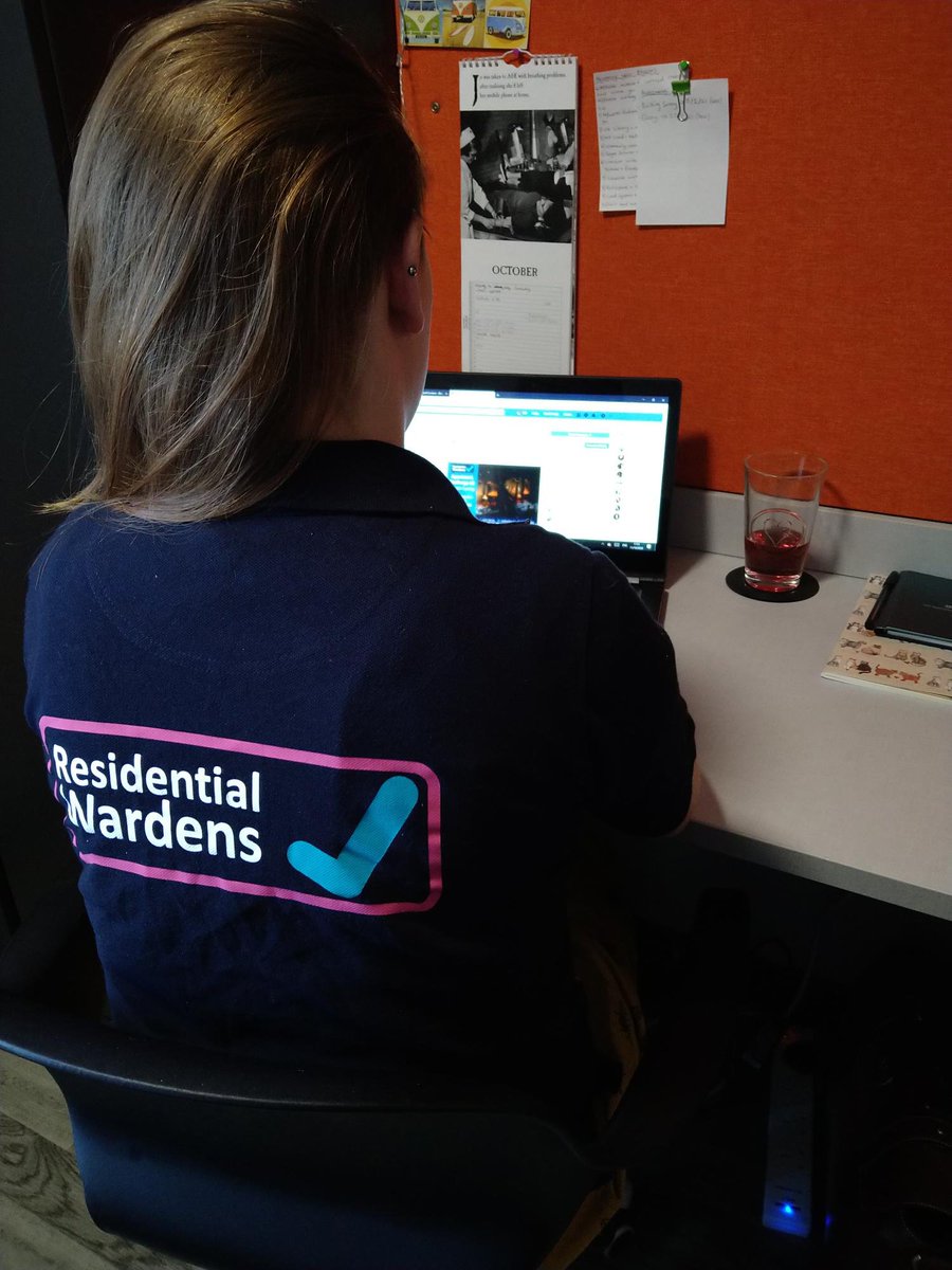 ResLifeLincoln's tweet photo. We're online and ready to chat in our digital drop in until midnight tonight and between 18:00-00:00 every night. If you need some support or just want to talk, hit us up on our facebook page @UoLRW 📱💻 #InTheRightPlace https://t.co/eIpxxea4Xi