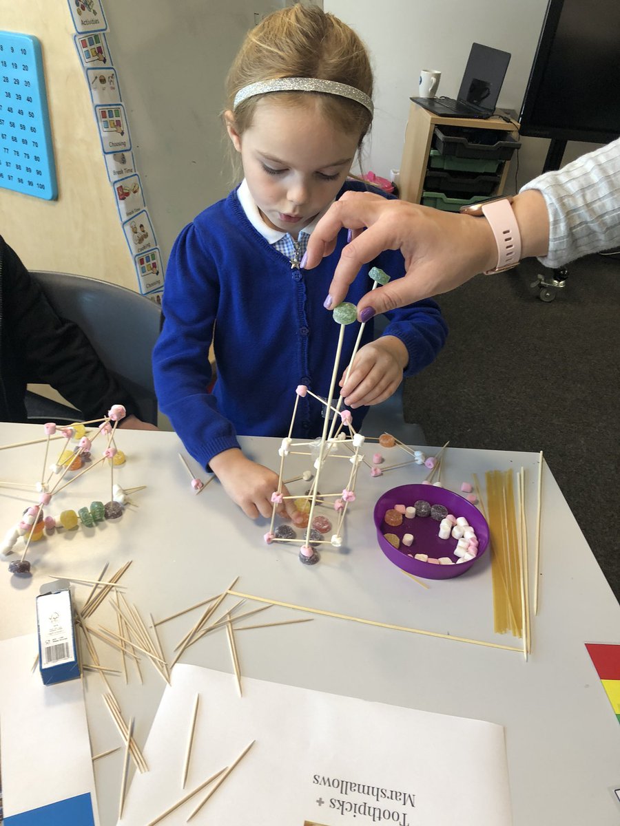 STEM Friday fun! Great perseverance, problem solving and resilience in Barton class to finish our week off 🙌🏻