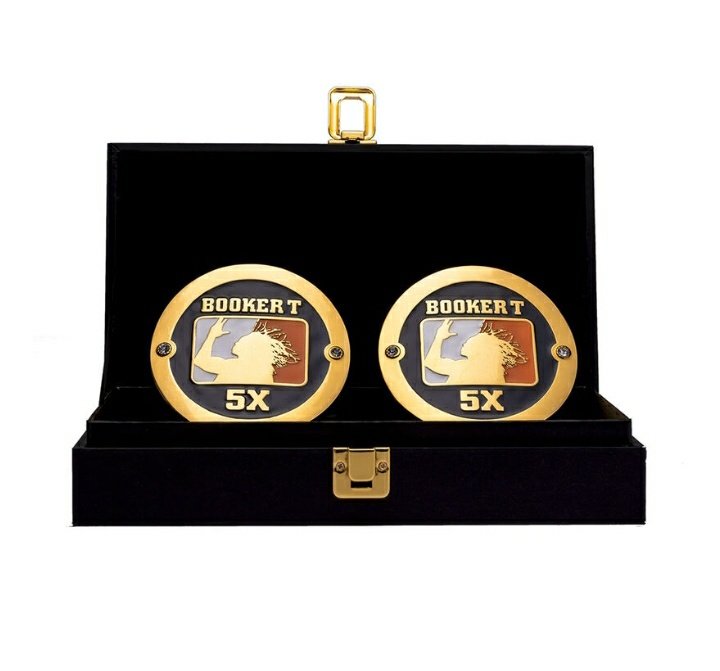 Laboytv's tweet image. New Legend WWE sideplates at @WWEShop. 

If only they could make @WWEAsuka and @WWEEmberMoon plates for the NXt women's championship. I need those.
