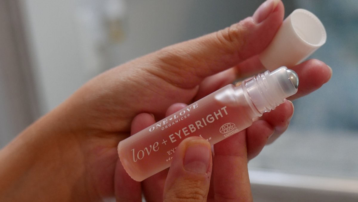 Oneloveorganics's tweet photo. Featuring a stainless steel rollerball applicator, Love + Eyebright Eye Serum is designed to provide soothing and cooling eye refreshment in just one swipe.⁠
#loveandeyebright #skincare #eyecare #greenbeauty #eyes #skincareroutine  #serum #vegan #puffyeyes #astaxanthin #greentea https://t.co/d6ZgTqppdV