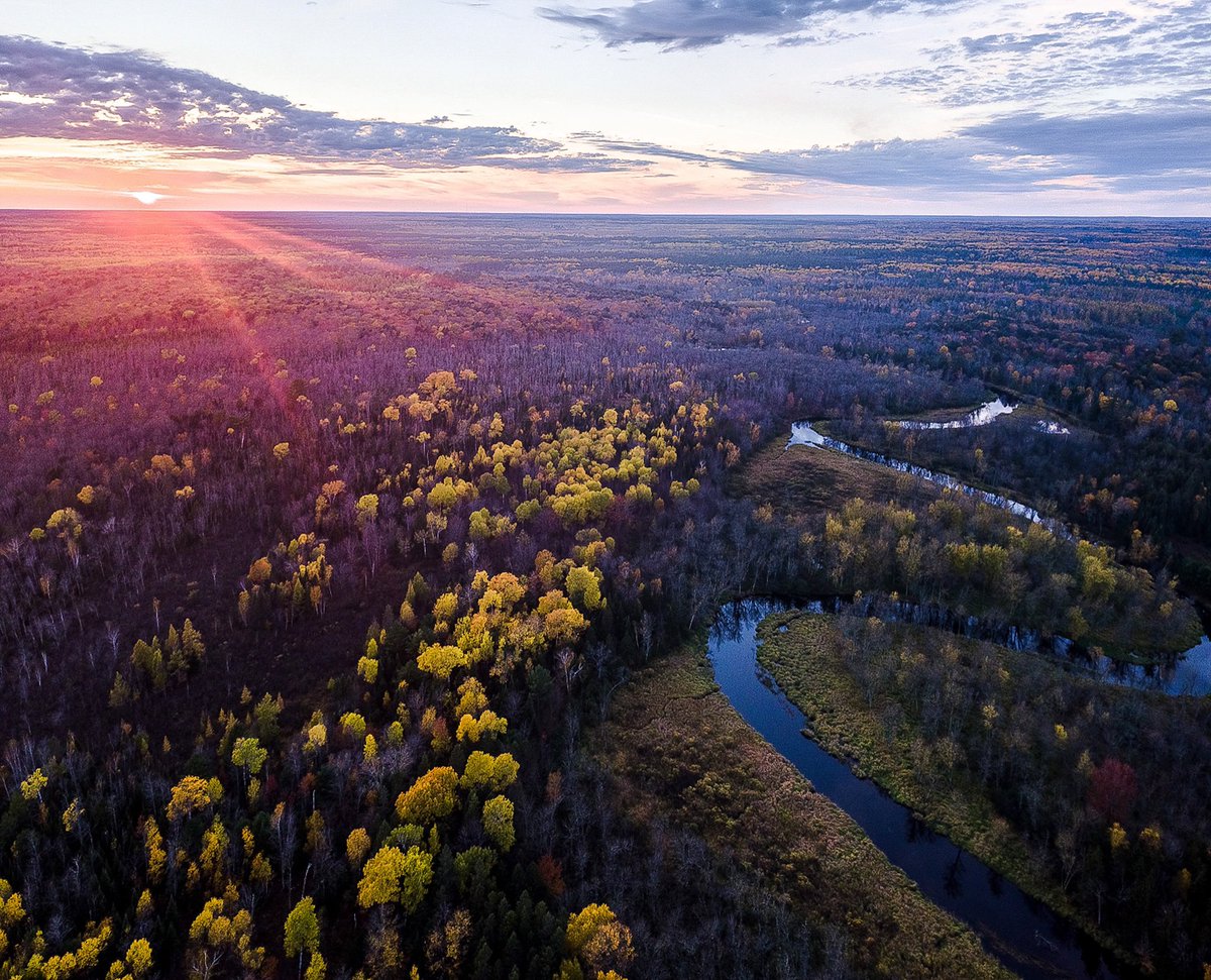 🚁🍂 Be sure to get out and enjoy fall in the Northwoods while you can... we are!
📷 @fornearphoto
.
.
.
#fall #wisconsin #northwoods #drone #dji #nature #optoutside #parkfalls #wisco #dronephotography