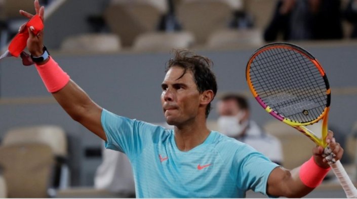 Pasan los años.
Sufre lesiones.
Le llegan malas rachas.
Las cosas no siempre le salen.
Falla como fallamos todos..

Pero nunca busca excusas.
Acepta sus errores.
Se cae y se levanta siempre.
Lleva dentro la palabra competir..
GANE O PIERDA...ES UN EJEMPLO DE DEPORTISTA.

NADAL