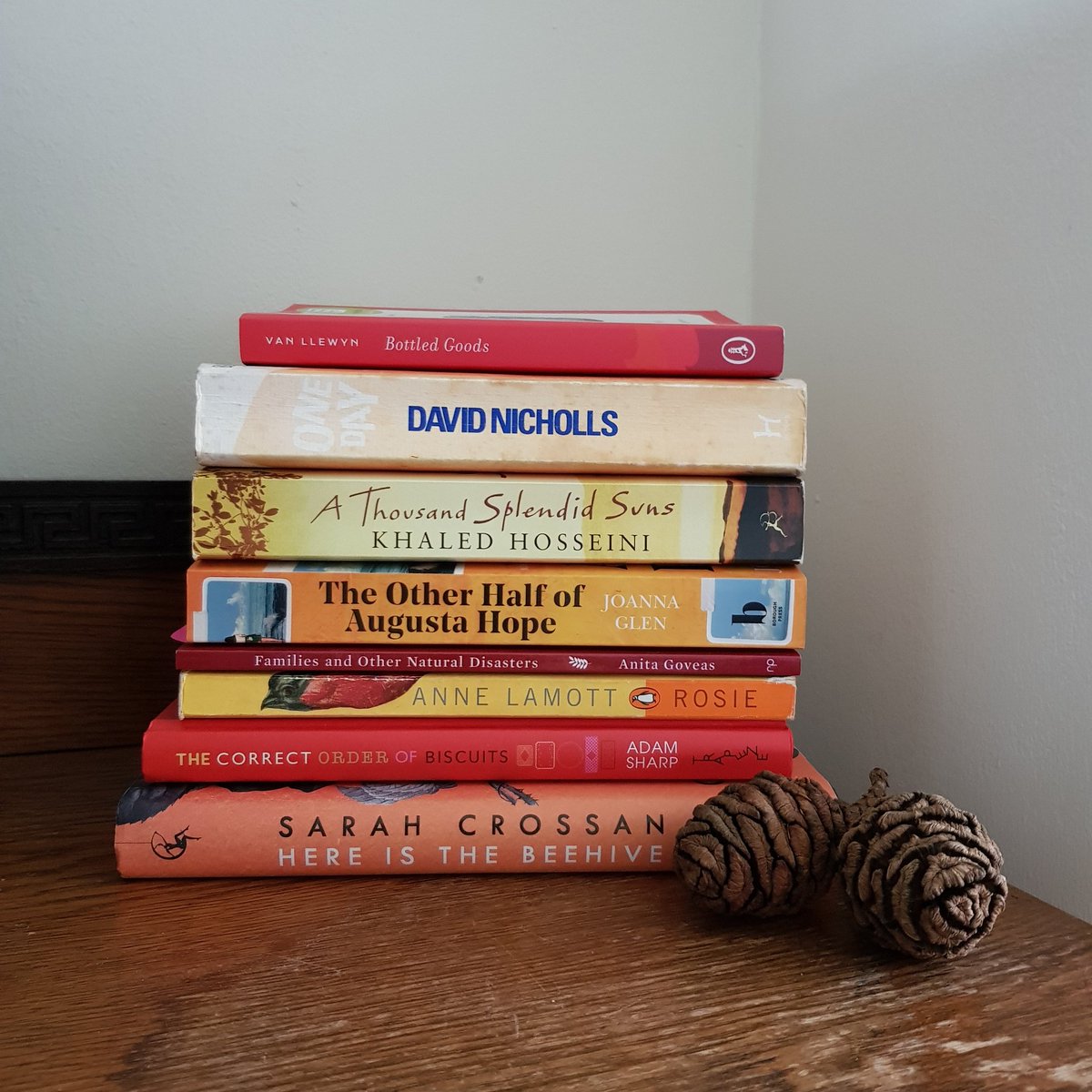 laurabesley's tweet photo. My attempt at an #autumnstack ๐๐
#BookTwitter #bookstack #SaturdayStack (on Sunday)
#autumncolours https://t.co/QrNEZARin5