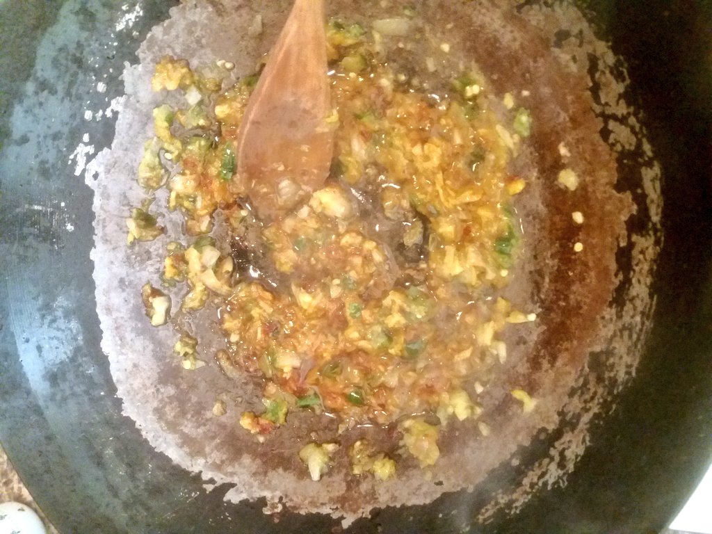 BruceEmond's tweet photo. +Biasanya pakai minyak ๐ฝatau bunga โ๏ธ, lagi habis. Jadi coba minyak zaitun dengan minyak wijen sedikit.
+ kali ini potong pete kecil2, biasanya tidak. Rasa pete lebih tajam kali ini. Pakai kecap manis.
+ sediakan dengan sambal Thai, kripik kentang dsb.
Begitulah ...
#NasGorPete https://t.co/tS7jkYk1t2