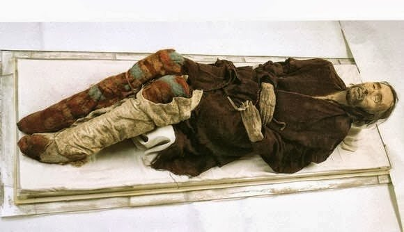 10. Cherchen Man / Ur-David (~1000 BCE)Part of the Tarim mummy group found in the Xinjiang region of northwest China. He was naturally preserved by the ambient environment. Notable for his clothing, preservation of features, and the ochre paint pattern on his head.