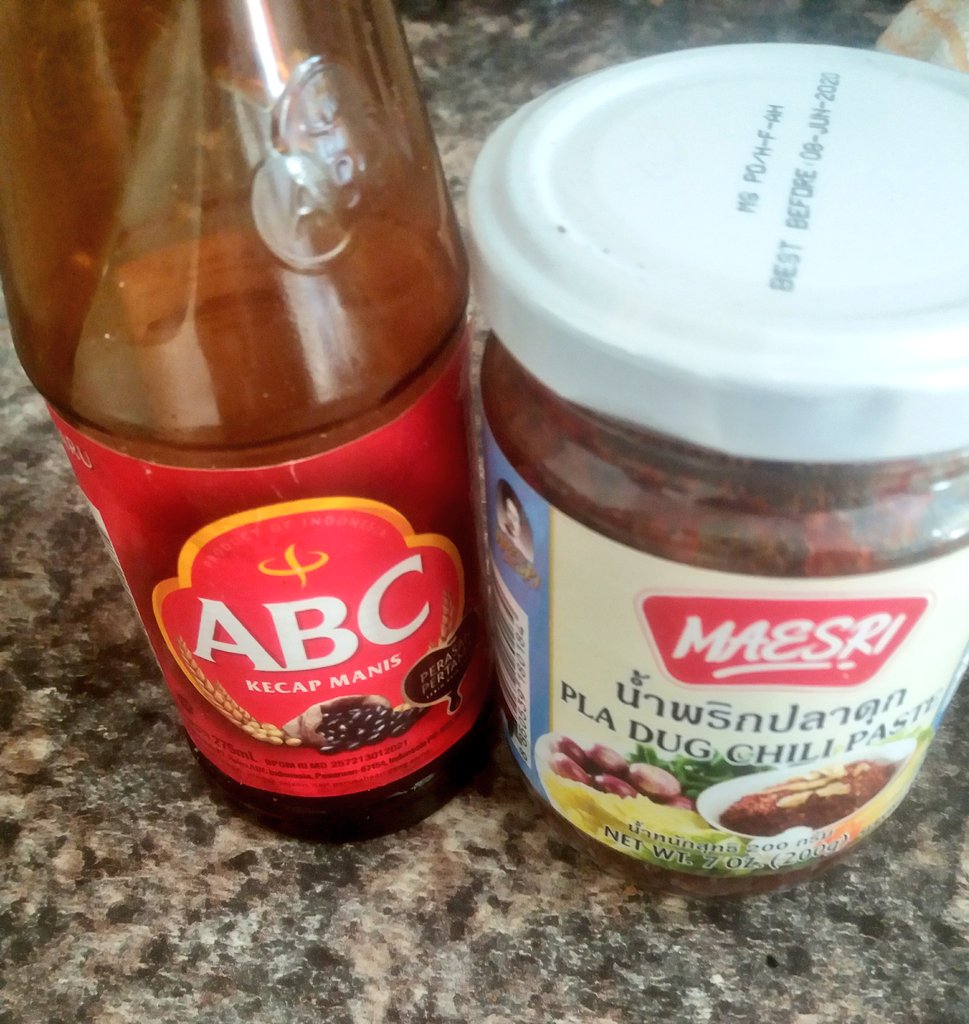 BruceEmond's tweet photo. +Biasanya pakai minyak ๐ฝatau bunga โ๏ธ, lagi habis. Jadi coba minyak zaitun dengan minyak wijen sedikit.
+ kali ini potong pete kecil2, biasanya tidak. Rasa pete lebih tajam kali ini. Pakai kecap manis.
+ sediakan dengan sambal Thai, kripik kentang dsb.
Begitulah ...
#NasGorPete https://t.co/tS7jkYk1t2