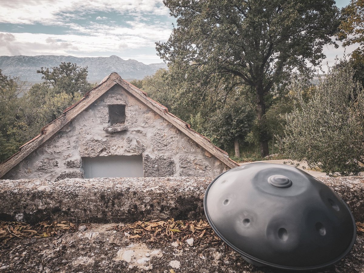 HandpanVibe's tweet photo. Brick by brick a house, note by note a melody 🏡🎶🌱
#vibehandpan #vibehandpanjapan #handpanmaker #handpans #handpaninstrument #healing #villagelife #stonehouse #autmn #nature #music #musicalinstrument  #handmade #dalmatia https://t.co/8GDCgQtO2q