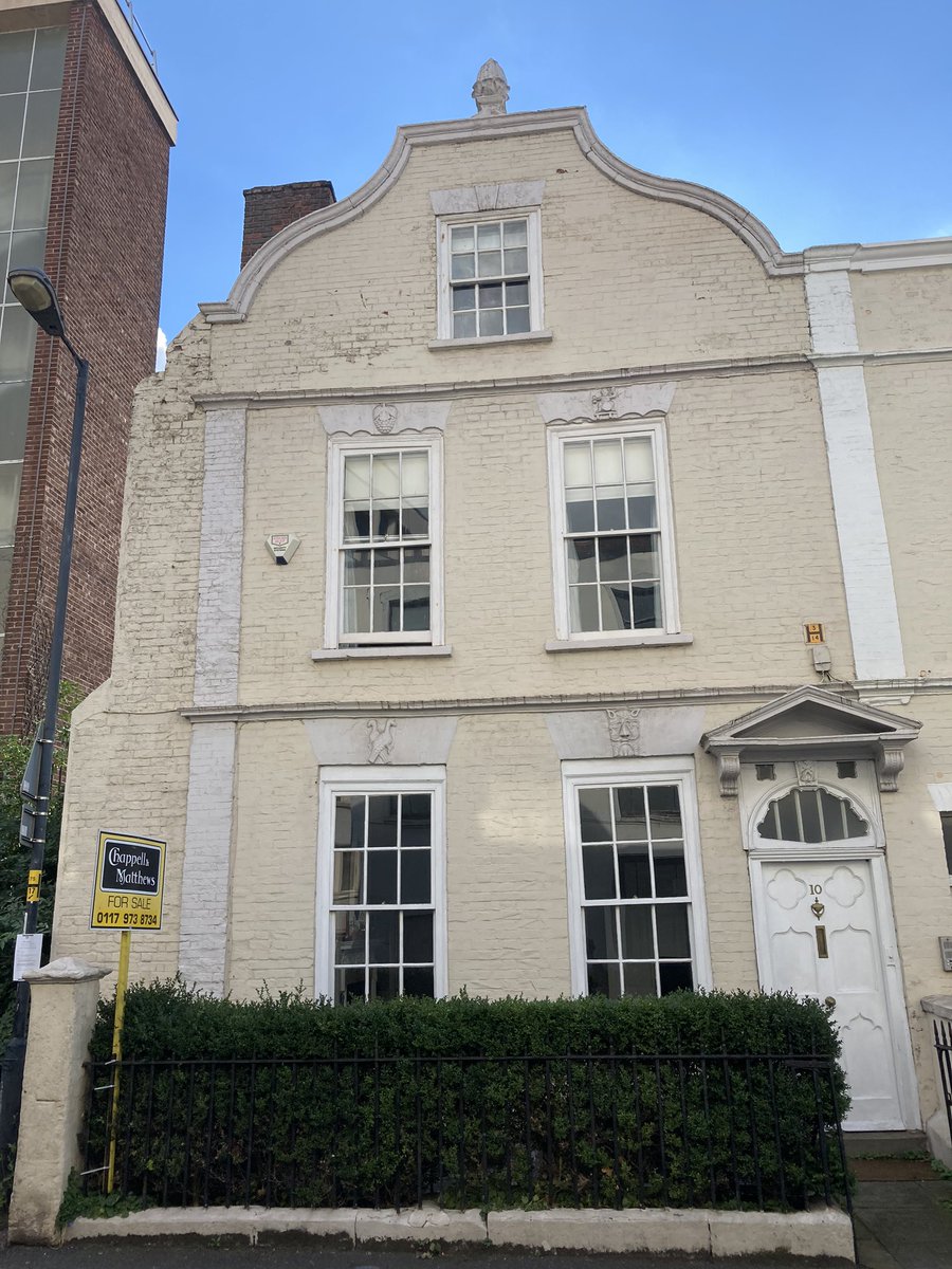 Am in #Bristol & hunted down 10 Guinea Street, of @DavidOlusoga’s #ahousethroughtime fame. It is lovely & for sale, at only £700K (peanuts in Cambridge money). rightmove.co.uk/property-for-s…