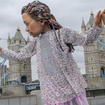  #midnight  #art  #ideas #BillyElliot director  #stephendaldry is producing  #TheWalk, said "perhaps the most ambitious public art project ever attempted".Little Amal is made by the  @handspringcc who made  @WarHorseOnStage puppets. #daldry via  @TulipSiddiq https://www.bbc.co.uk/news/entertainment-arts-54447475  https://twitter.com/TulipSiddiq/status/1313848614830198784