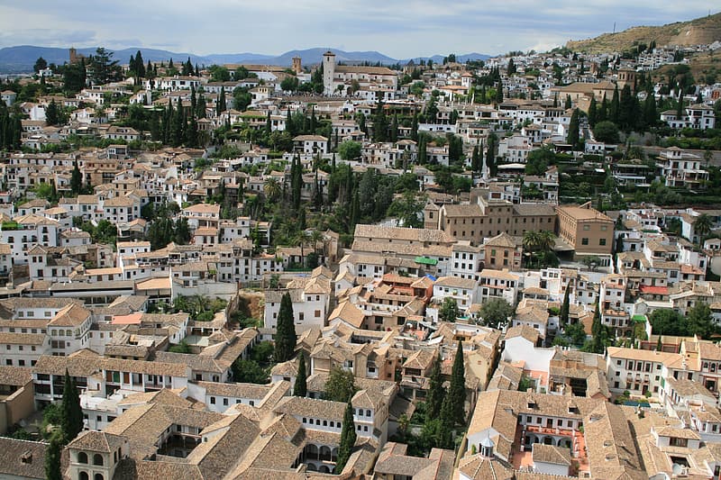 4/ Designers failed because they tried to imitate the visual, plastic properties of natural cities.We should look at the abstract aspects to unearth the inner nature of natural cities. Aspects like structure, interactions and atmospheres.(left: Granada, right: Chandigarh)