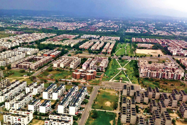 4/ Designers failed because they tried to imitate the visual, plastic properties of natural cities.We should look at the abstract aspects to unearth the inner nature of natural cities. Aspects like structure, interactions and atmospheres.(left: Granada, right: Chandigarh)