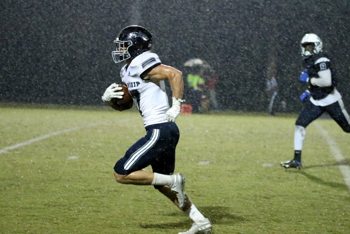 dlowery44's tweet photo. Congratulations @murphyr10...4,100+ yds and 47 rushing TDs! Proud of the strides you are making to become a complete back! Continue to challenge yourself to be the best you can be on and off the field! #HardWorkPaysOffAlways #CharacterMatters #NeverSettle #ExcellenceistheStandard https://t.co/hSiazwj5JK