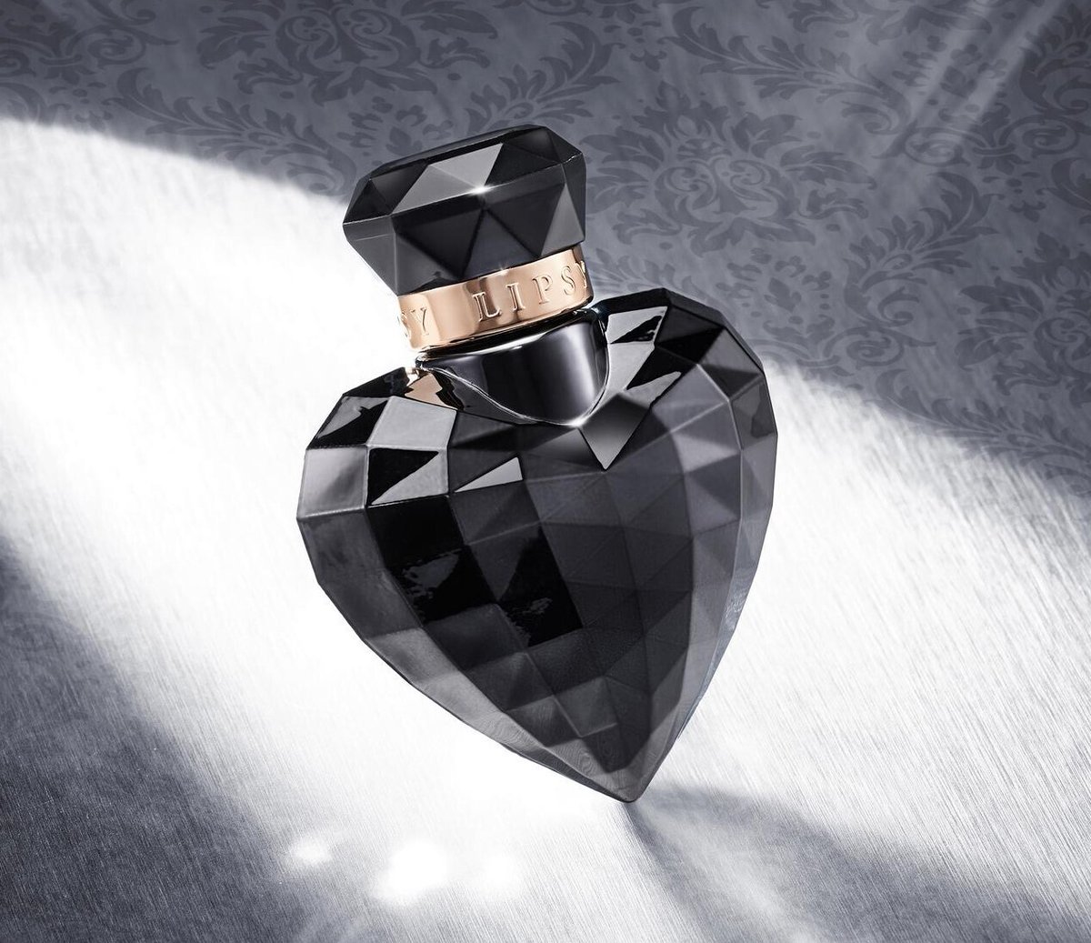 mandi_avon's tweet photo. I've got the ideal gift for someone that loves fragrances. It's just £15 so it won't break the bank either. 
#Avon #Lipsy #LipsyLondon #Perfume https://t.co/hoI31wAoMT