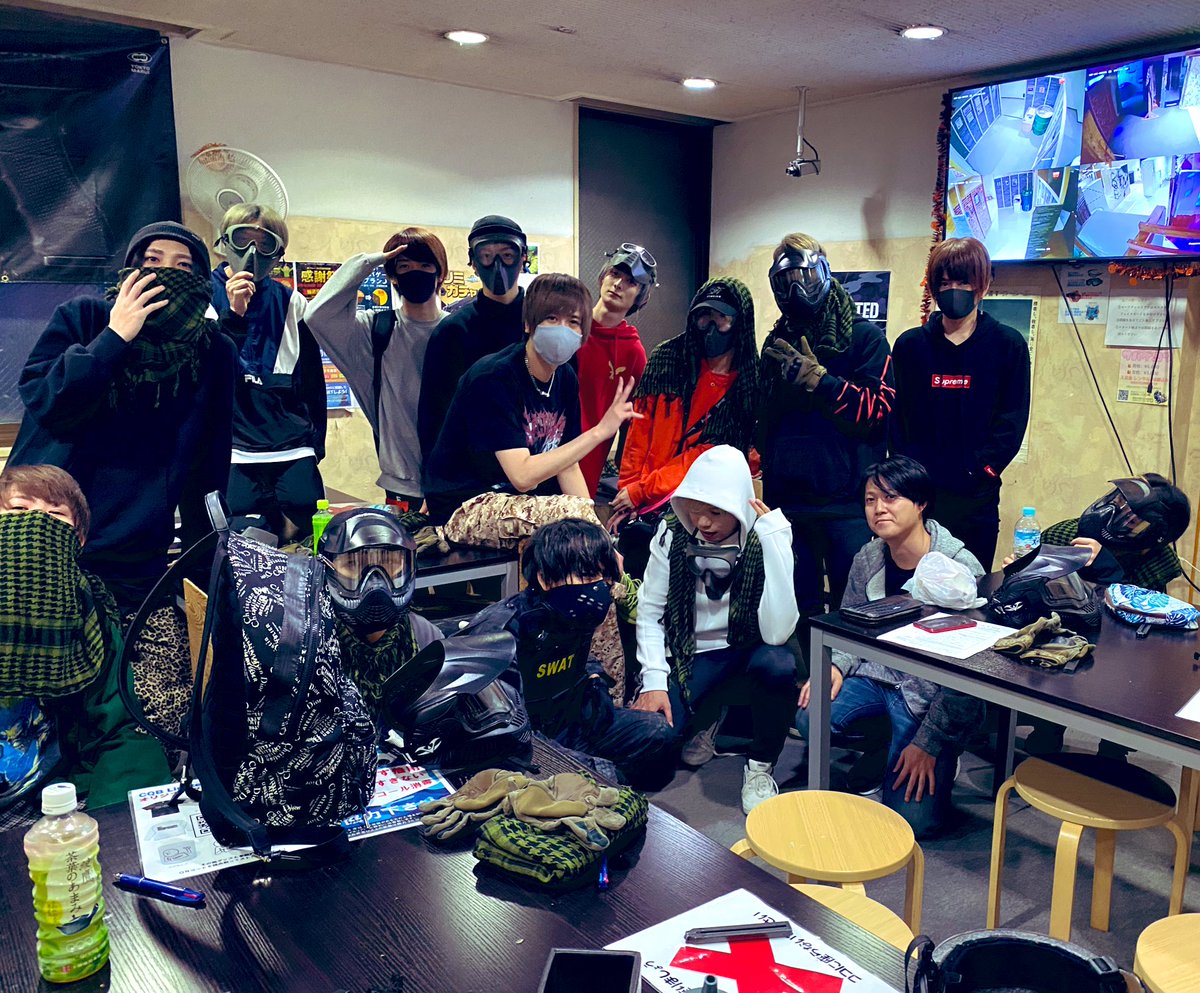 chaposora's tweet photo. Bet恒例レクリエーション
今回はサバゲー！
「先輩撃てません😖」てゆうてたやつが
だいたいオーバーキルしてきた。

明日は無差別テキーラ祭り💓

#仲良し https://t.co/UCUlh9EIXY