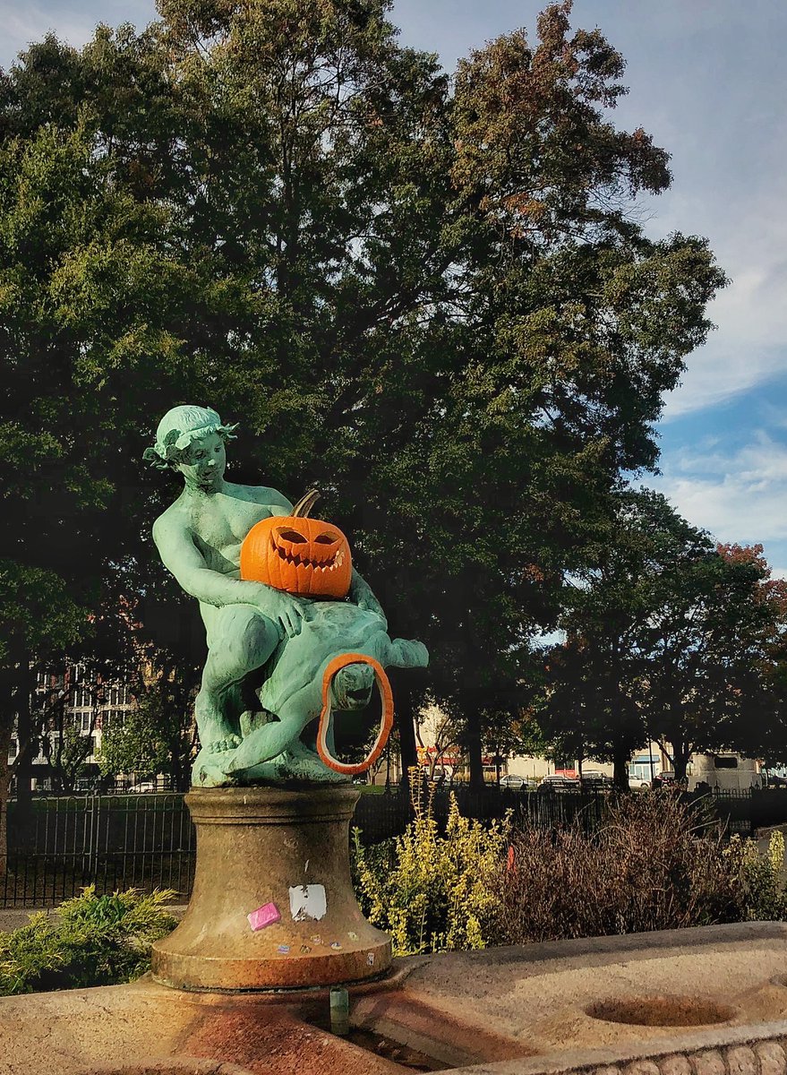 DeeWellsOSD's tweet image. You know that you’re in #WorcesterMA when @WorcTurtleBoy 🐢 is ready for Halloween 🎃 #heARTofMAss