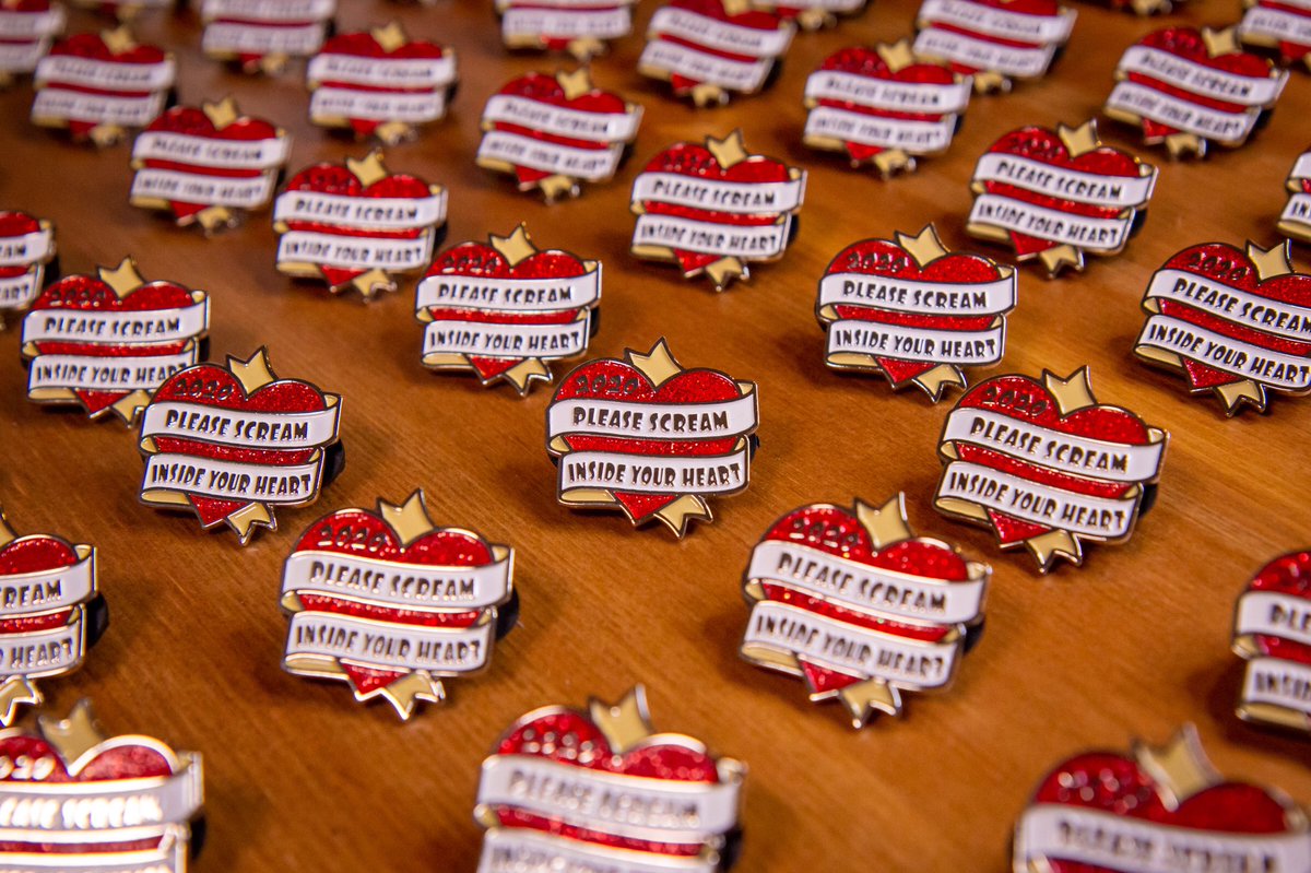 StudioKitsu's tweet photo. I finished up grading these last night and had to take some pictures! The glitter sparkles so well on these!
#2020vibes #enamelpin #enamelpins #hatpins #hatpin #hatpinsforsale #pingamestrong #pingame #pingameproper #pingamestrongaf #pingameonpoint #pincollection #pincollector https://t.co/JydFwcbyOV