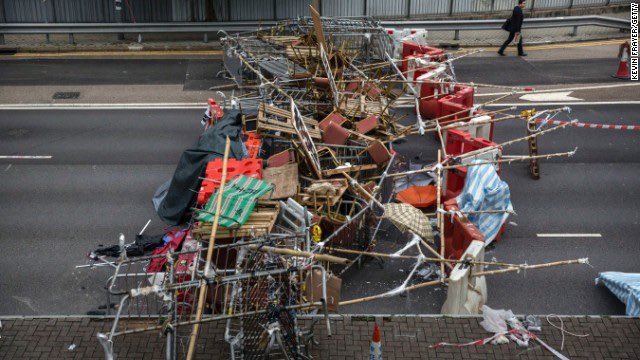 HOW TO BARRICADE THE POLICE FROM GETTING TO PROTESTERS. 1. Anything works. Anything. Grab big things. Garbage cans, poles, sticks, whatever you can find.2. Lash shit together with ropes.3. Stack bricks on pavements to force police vehicles to take alternate routes #EndSARS