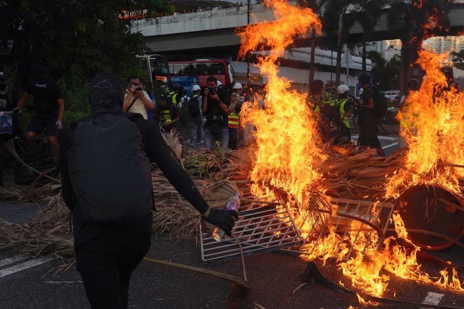 8. Fire (molotov/oil+flammables) makes the barricades very strong temporarily but destroys them afterwards. Use with discretion. It forces the Fire department to show up (can be tactical) #EndSarsNow