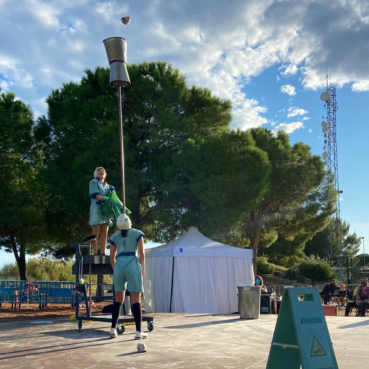 curtcirckit's tweet photo. Netejar mai havia estat tan divertit! 😅 🧹🧻🧴
#Ohlimpiadas #LaSincro #CurtCircKit20 #montgat #humor #circalcarrer #culturasegura https://t.co/QsA4qKJvmF