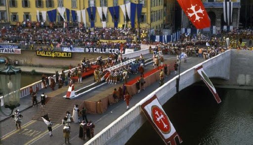 WalkingintoPisa's tweet photo. The city of #pisa is divided in two parts, #tramontana &amp; #mezzogiorno. 
If you are in #pisa on the last Saturday of June you can’t miss the #giocodelponte a mediaeval tradition that takes place in the city. 
The two parts face each other in a particular battle https://t.co/cYWaNpsR0h