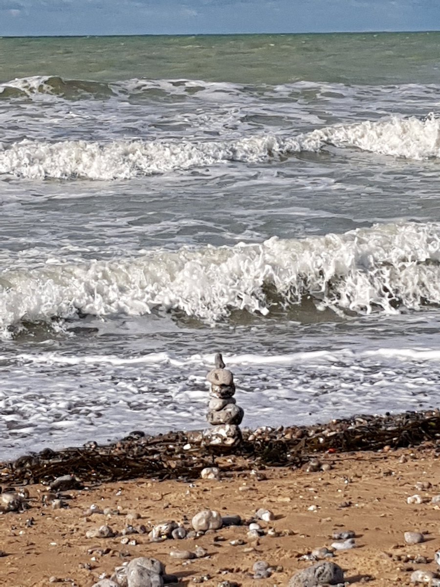 lion_joel's tweet photo. Une balade vivifiante à #Veules-les-Roses ce dimanche d'octobre, à quelques encablures de #Dieppe. 
Et par opportunité 😉
retour avec des huîtres de #Veules et du cresson aussi de #Veules.
La Veules est le fleuve côtier le plus court de France ! https://t.co/fXxjpXuOtG