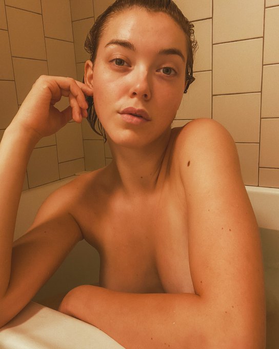 livestream today out of the 🛁 at 12pm PST - subscribe now🌞 https://t.co/kKqAIjNQsF