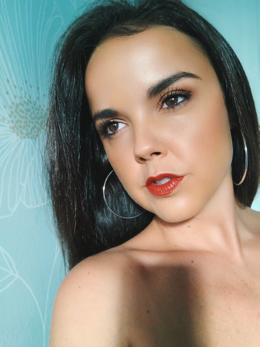 Look into my eyes baby🥰 and tell me how your Sunday is going!💕 #SundayFeels #PositiveVibes #picoftheday<a href="/tag/picoftheday"class="tags"><span>#picoftheday</span></a><a href="/tag/positivevibes"class="tags"><span>#positivevibes</span></a><a href="/tag/sundayfeels"class="tags"><span>#sundayfeels</span></a>