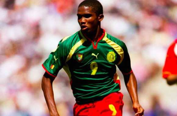 En janvier 2000, contre le Ghana, il inscrit le premier but sous le maillot des Lions indomptables, le premier d’une longue série soyez en sûr.. Associé en attaque à Patrick Mboma, Eto’o enchaîné les buts, buteur en quarts et en demis, la finale lui tend les bras..